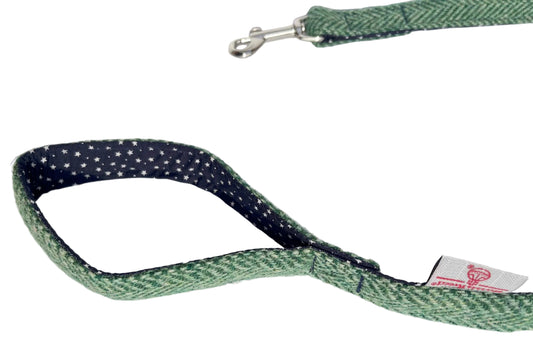 Green herringbone Harris Tweed dog lead showing handle and trigger hook