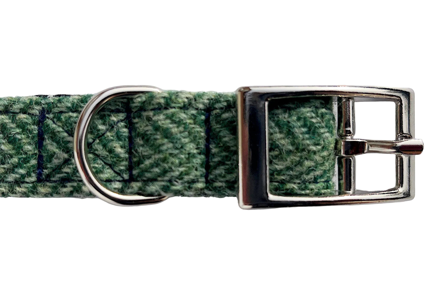green Harris Tweed dog collar by BlossomCo showing buckle close up