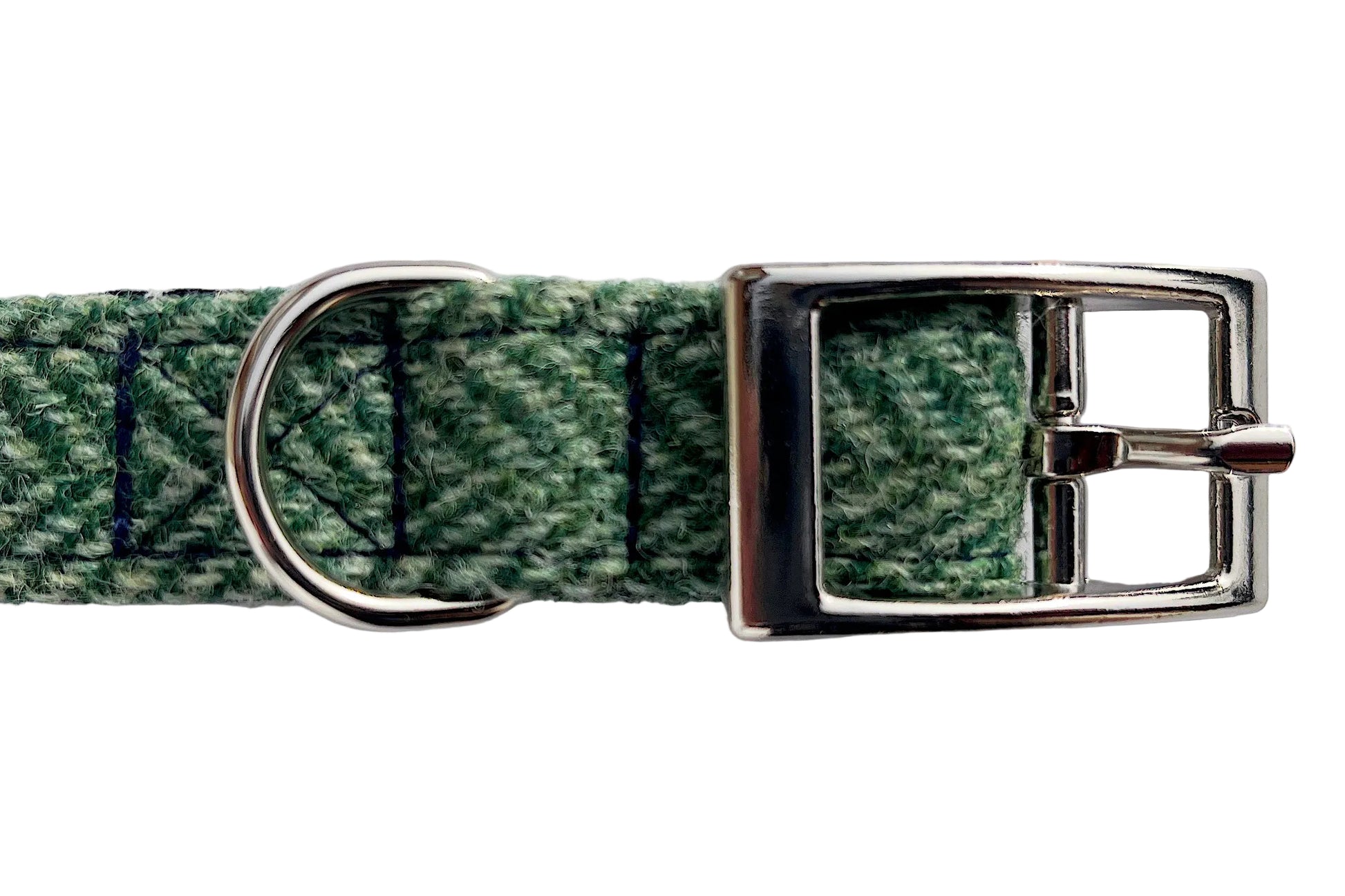 green Harris Tweed dog collar by BlossomCo showing buckle close up