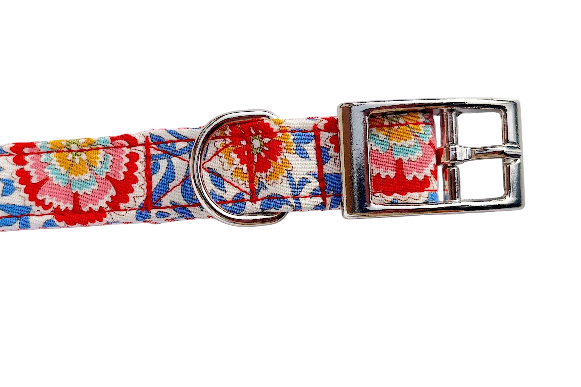 buckle detail of BlossomCo's Matlida soft floral fabric dog collar design.